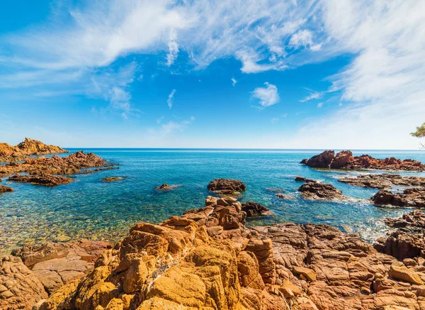 Sassi e mare azzurro nella spiaggia di Su Sirboni — Foto Stock