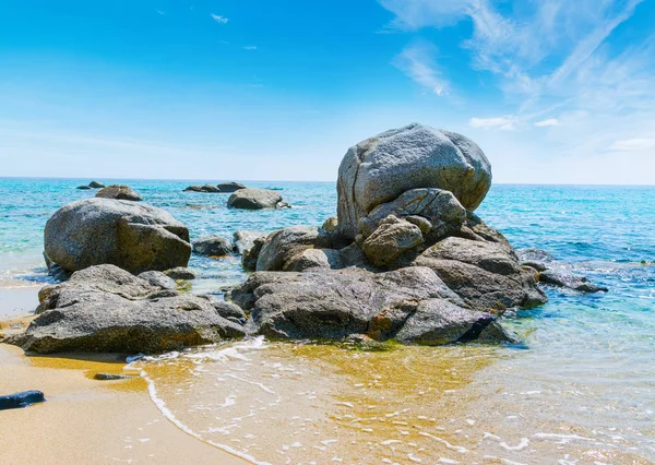 Porto sa Ruxi kıyı kayalarda