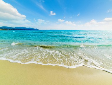 Porto Giunco kıyısında güneşli bir gün