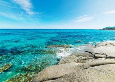 Kayalar ve turkuaz su Sant'Elmo