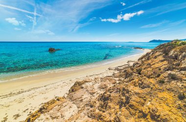 Kayalar ve kum Santa Giusta Beach