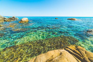 Santa Giusta kıyı mavi denizlerde