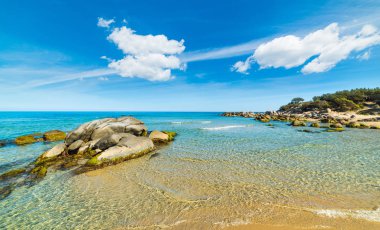 Temiz su ve kayalar Orri Beach