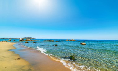 Orri sahil boyunca parlayan güneş