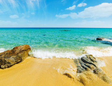 Kayalar ve kum Cala Monte Turno Beach