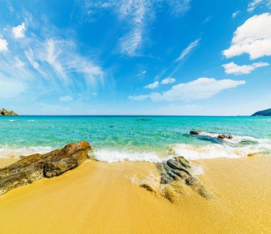 Kayalar ve kum Cala Monte Turno Beach