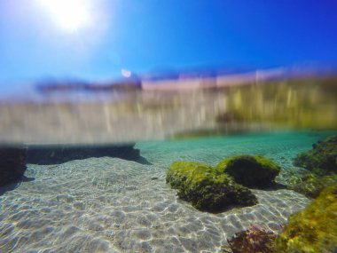 Alghero deniz üzerinde parlayan güneş