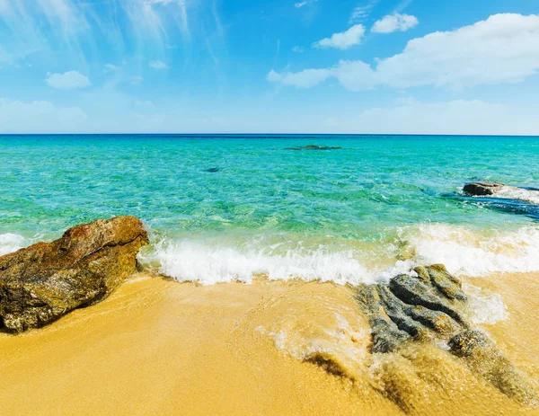 Sassi e sabbia nella spiaggia di Cala Monte Turno — Foto Stock