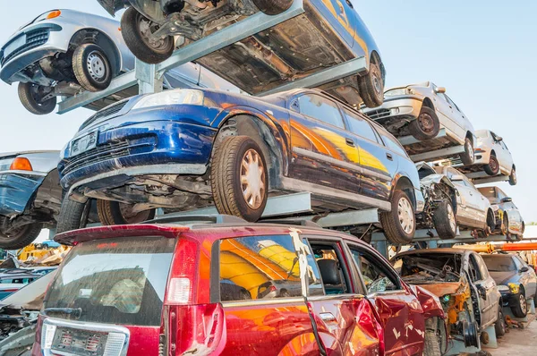 Gamla bilar i en bil breaker bilskrot — Stockfoto