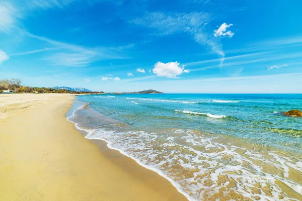 Orilla dorada en la playa de Orri — Foto de Stock