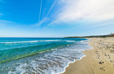 Güneşli bir gün sahilde CEA