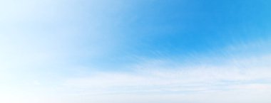 Beyaz bulutlu mavi gökyüzü