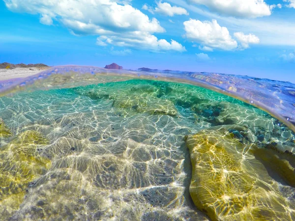 Split víz alatti kilátás nyílik Costa Rei shore — Stock Fotó