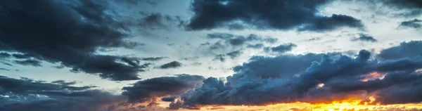 Dramatisk himmel vid solnedgången — Stockfoto