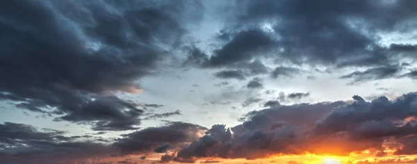 Dunkle Wolken und strahlende Sonne — Stockfoto