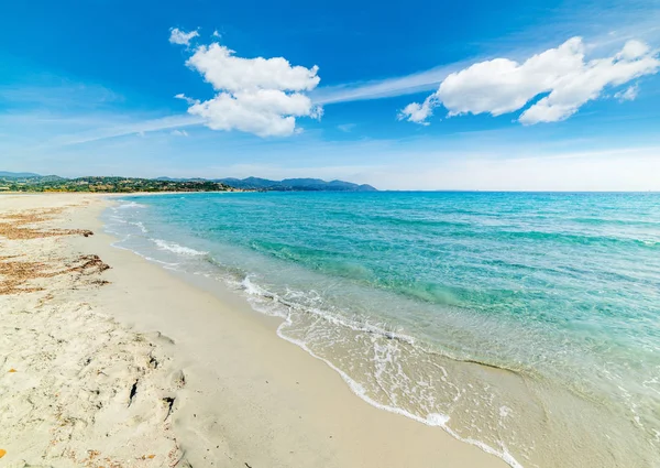 Turkusowa woda w Porto Giunco beach — Zdjęcie stockowe