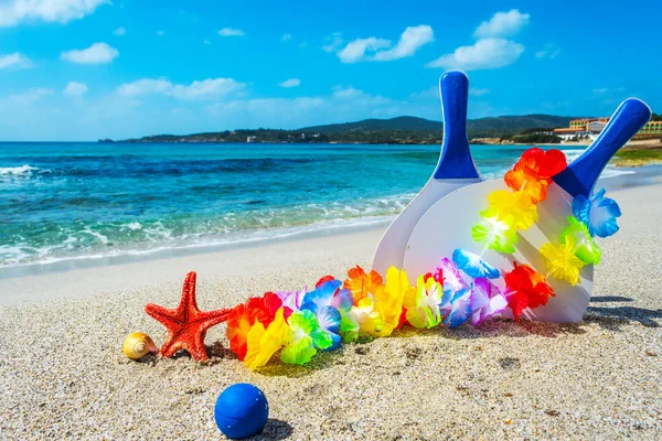 Raquettes et autres objets d'été sur le sable — Photo