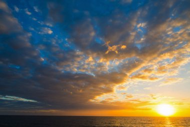 Güneş batımında denizin parlıyor