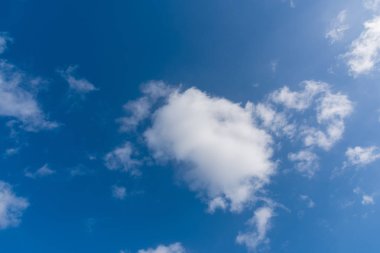 Bulutlu mavi gökyüzü