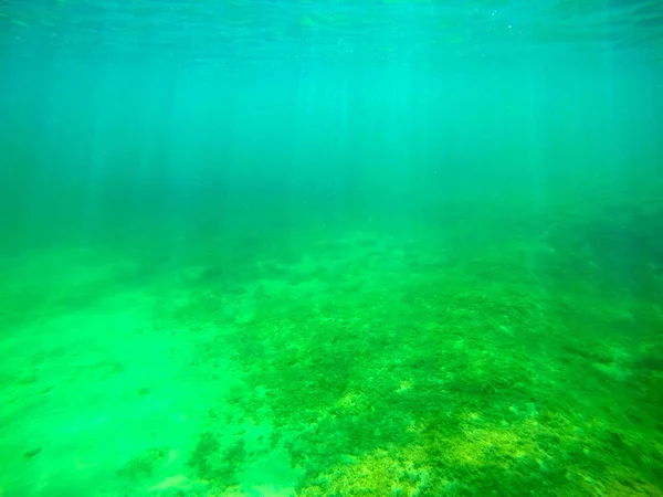 Сонячні промені, видимі під водою — стокове фото