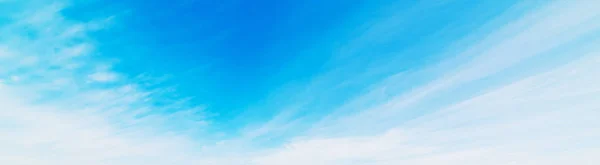Blauwe lucht met cirruswolken — Stockfoto