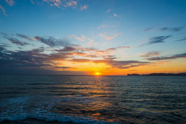 七彩的晚霞，在阿尔盖罗海岸线 — 图库照片