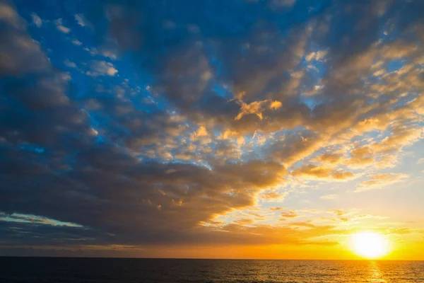 Sol brillando sobre el mar al atardecer — Foto de Stock