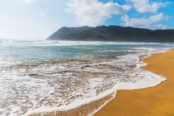 Zlaté pobřeží v Porto Ferro beach — Stock fotografie