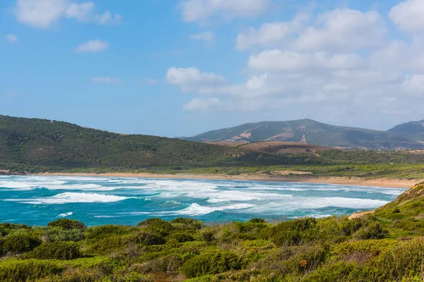 Büyük dalgalar halinde Porto Ferro shore