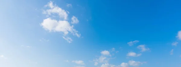 Céu azul e nuvens brancas — Fotografia de Stock