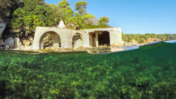 Maison abandonnée en bord de mer — Photo