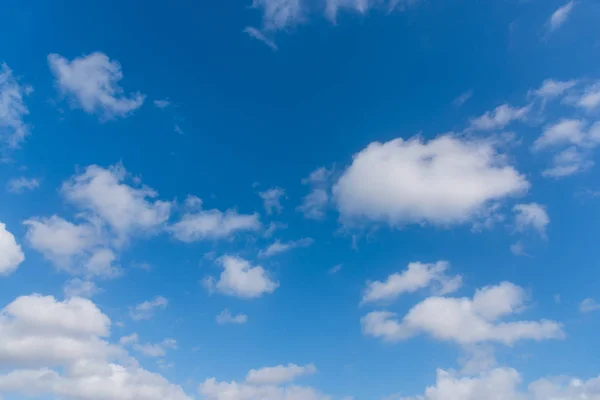 Nuvens suaves e céu azul — Fotografia de Stock