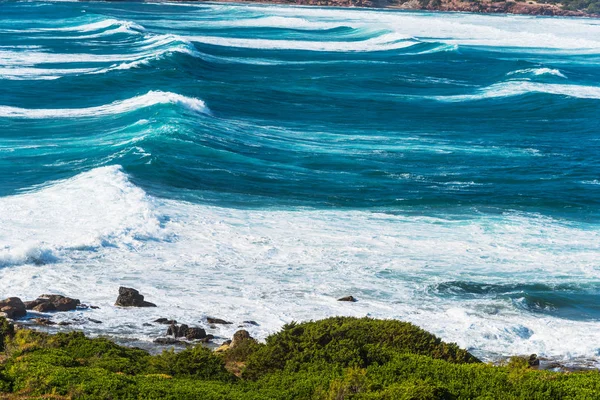 Vlny v Porto Ferro modré moře — Stock fotografie