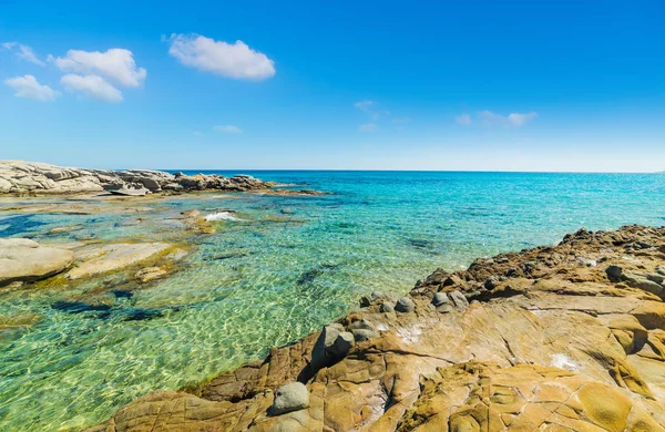 Scoglio di Peppino sahilinde turkuaz su