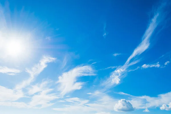 Schöne Wolken und blauer Himmel — Stockfoto