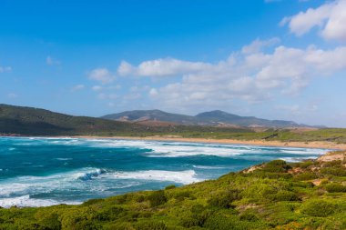 Porto Ferro kıyı mavi denizlerde