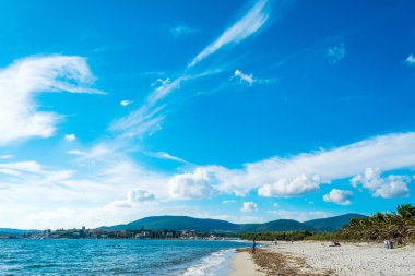 Alghero kıyı üzerinde bulutlu gökyüzü