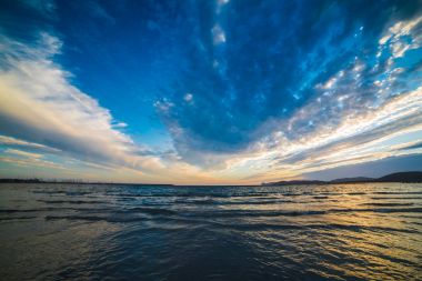 gün batımında denize kara bulutlar