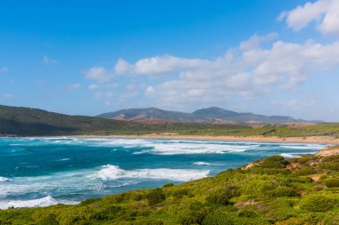 Porto Ferro içinde renkli sahil
