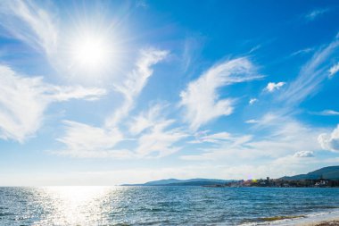 Alghero kıyı üzerinde parlayan güneş