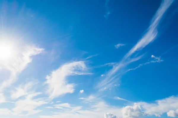 Strahlende Sonne und weiße Wolken — Stockfoto