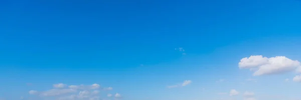 Cielo azul y nubes blancas — Foto de Stock