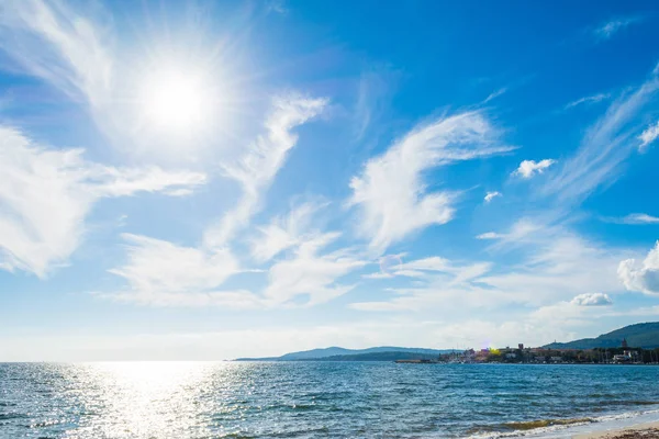 Alghero kıyı üzerinde parlayan güneş