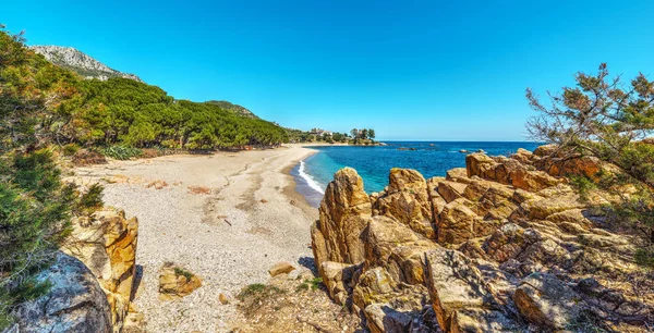 Santa Maria Navarrese Strand an einem sonnigen Tag — Stockfoto