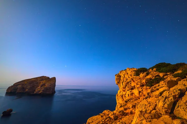Остров Форадада под ясным небом ночью — стоковое фото