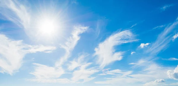 Sol brilhante e céu azul — Fotografia de Stock