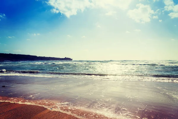 Sol a brilhar sobre a costa de Porto Ferro — Fotografia de Stock