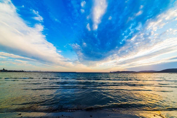 Molnig himmel över stranden i solnedgången — Stockfoto