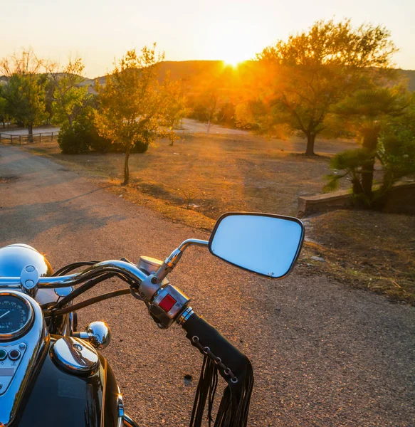 Motocykl na venkovské silnici při západu slunce — Stock fotografie