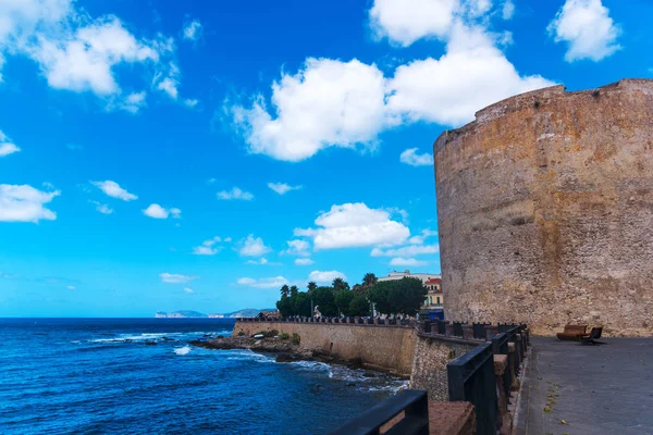 Alghero nad brzegiem morza w pochmurny dzień — Zdjęcie stockowe